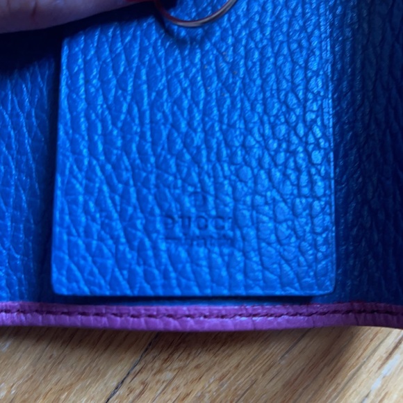 Gucci Textured Leather Key Holder - Picture 7 of 12
